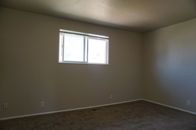 Building Photo - Updated West Valley City 5 bedroom Family Home