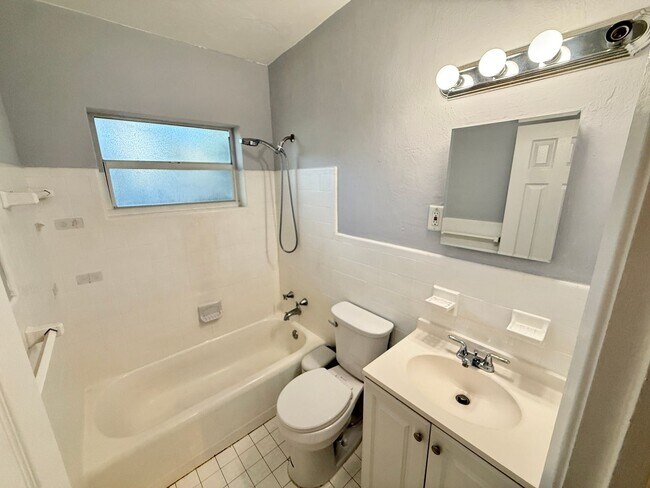 Building Photo - Sensational 2 bed 1 bath in the heart of Wilton Manors! 2 parking spots with laundry!
