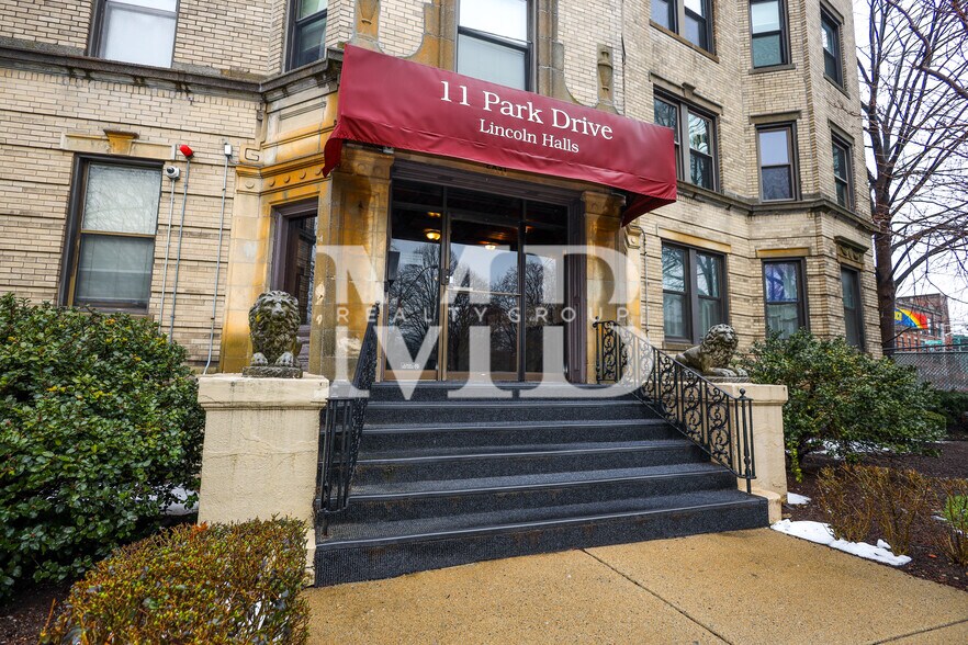 Building Photo - 11 Park Dr