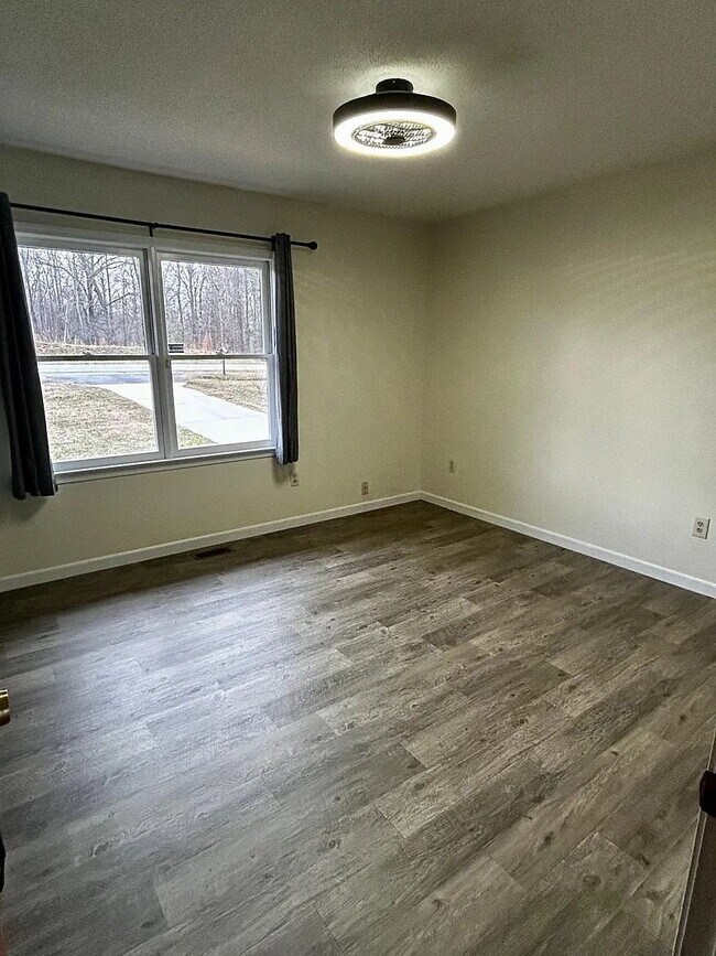 Building Photo - 2 Bedroom Home Outside Walhalla City Limits