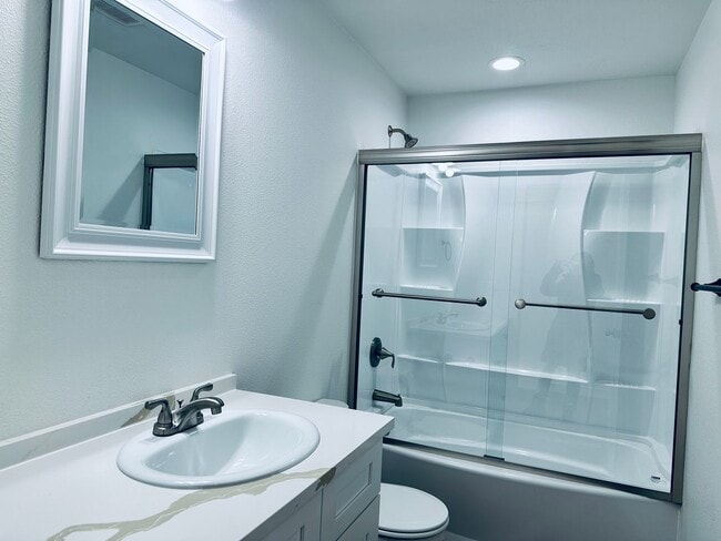 Building Photo - Spacious 3 BR / 3.5 BA Home in Prime Corvallis Location — $2,250