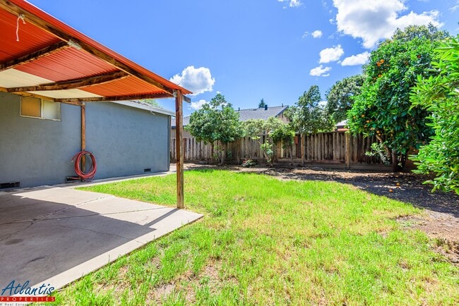 Building Photo - Lovely Cul-De-Sac Home | New Flooring & Paint