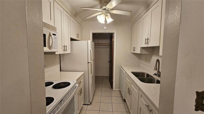 Building Photo - 1001 N Plantation Dr