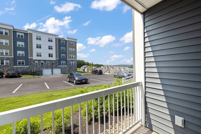 Building Photo - 2 Stratton Dr