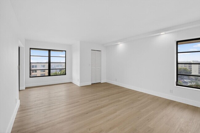 Building Photo - 14475 Strathmore Ln