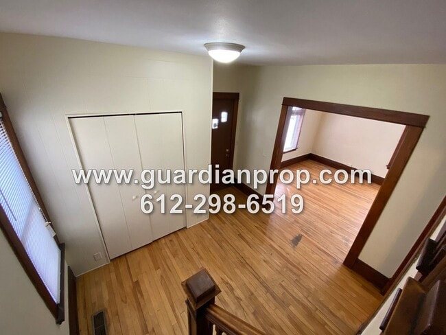 Building Photo - House Close to U of M Available Now, Hardw...