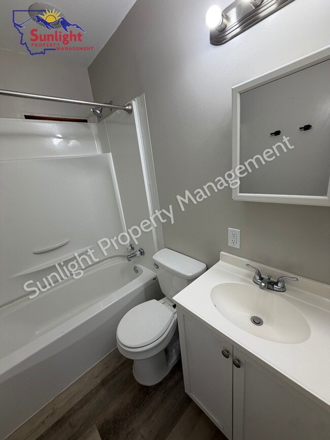 Building Photo - 2 Bed, 1 Bath Home with Detached Garage, Fenced Yard, and Built-In Storage