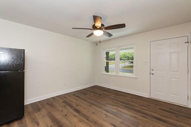 Building Photo - Three Bedroom Home!