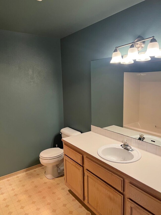 Building Photo - Cozy 2 Bedroom Condo in Everett!