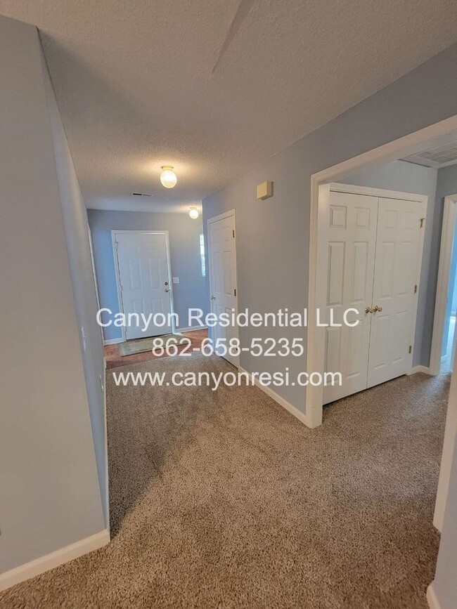 Building Photo - Beautiful 3b Room! Move in ready!