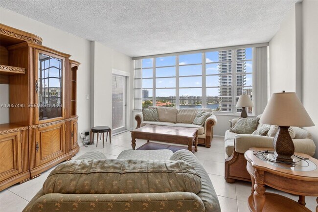 Building Photo - 1817 S Ocean Dr