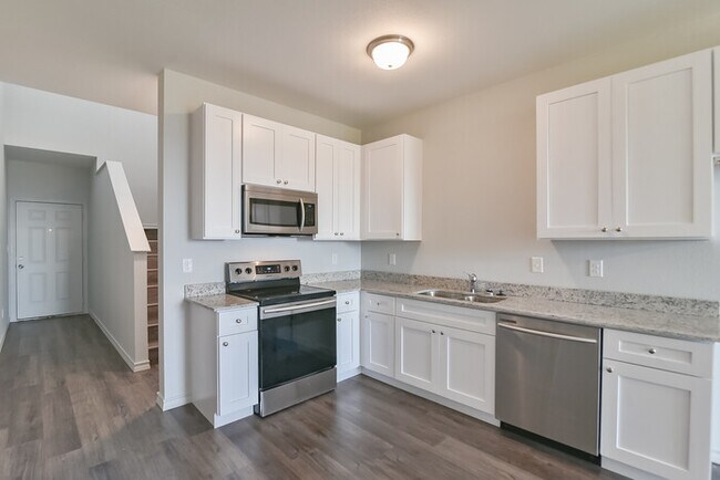 Building Photo - Brand New 3 bed 2.5 Duplex