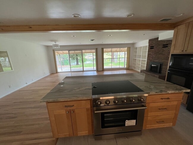 Building Photo - 3 Bedroom 2 Bath Lakeside Home