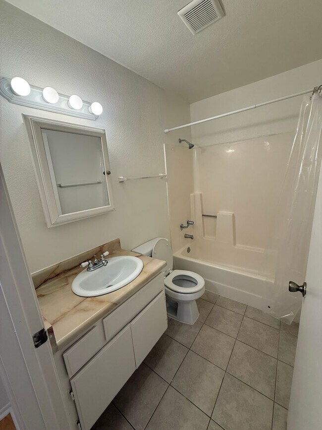 Interior Photo - 950 Edgecliffe Dr