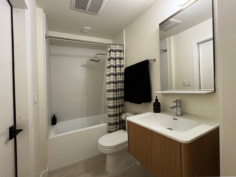 Building Photo - 4548 Huntington Dr S