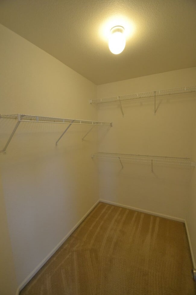 Building Photo - 3 Bed 2.5 Bath Townhome With AC Available ...