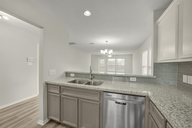 Building Photo - 750 Redwing Park Dr