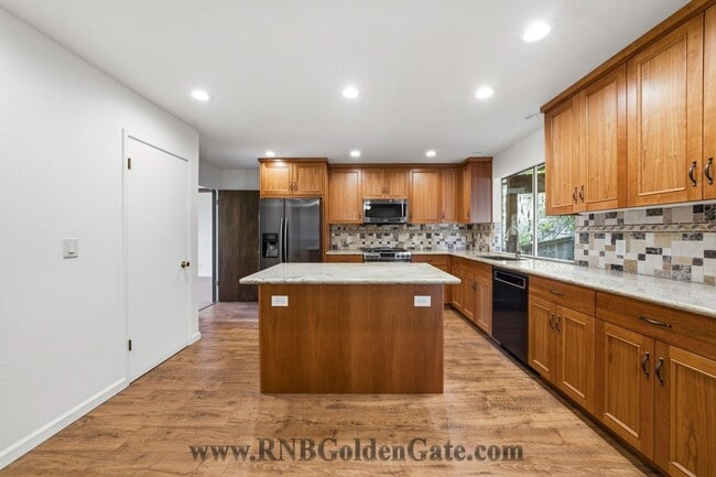 Building Photo - Gorgeous home with spacious yard in Kentfield for rent!