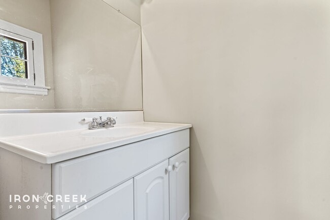 Building Photo - Charming Craftsman Home with Modern Conven...