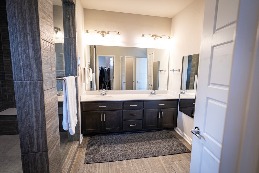 Double-vanity, make-up mirror, full length mirror - 1711 Arcilla St