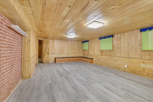Building Photo - 11 W Ridge Dr