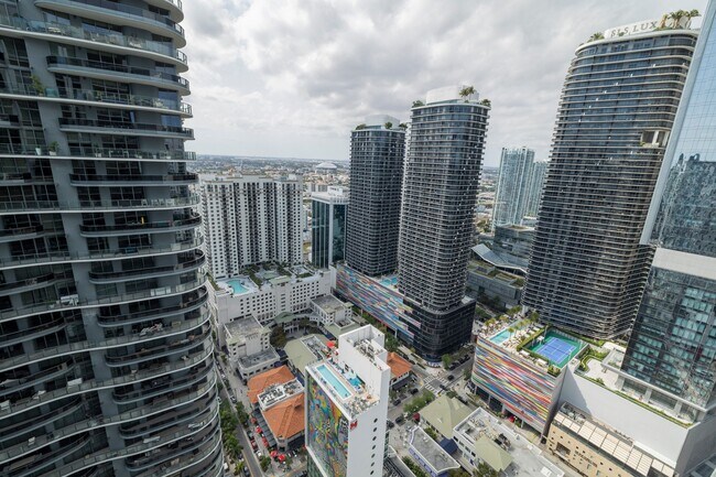 Building Photo - 1010 Brickell Ave