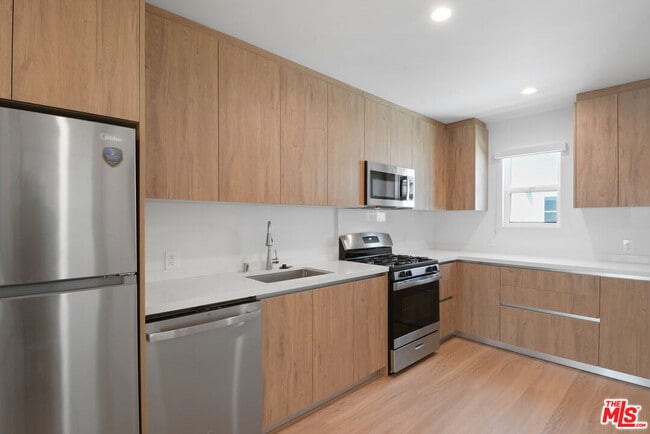 Building Photo - 2617 Carmona Ave