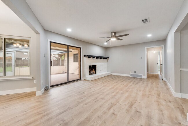 Building Photo - **Modern Elegance Meets Prime Location in Farmers Branch**