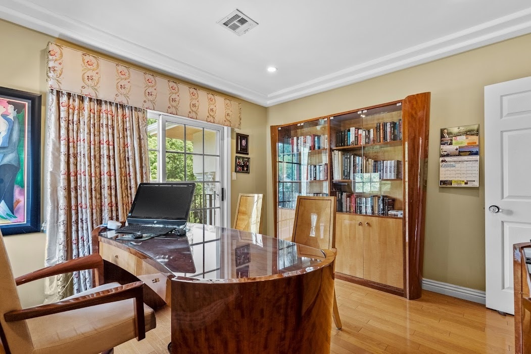 Building Photo - 1617 N Orange Grove Ave