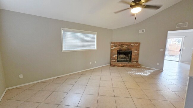 Building Photo - 3 Bedroom 2.5 Bathroom Townhouse Available...