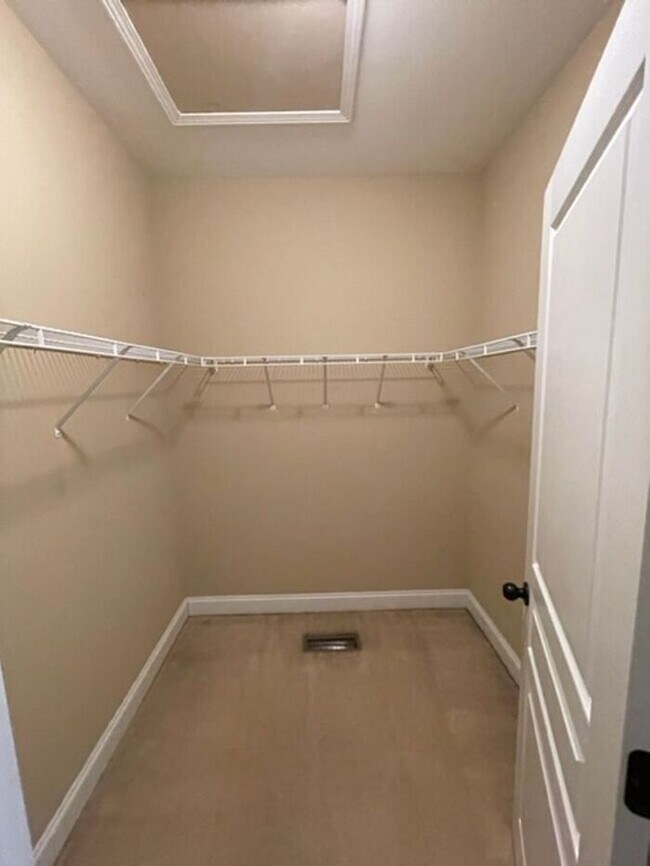 Building Photo - Spacious 3 Bed/ 3 Bath Townhome with two A...