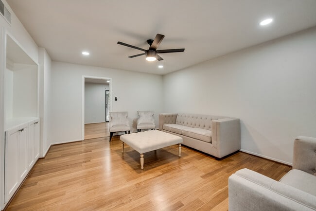 Building Photo - 611 Ray Andra Dr