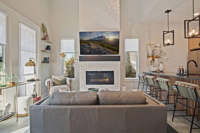 Building Photo - 225 W 1st St