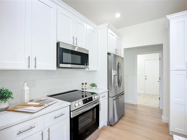 Building Photo - 2960 Sandringham Pl