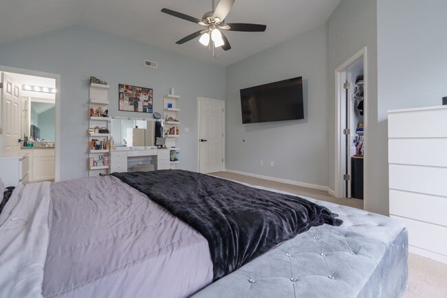Building Photo - MOVE IN READY 3 Bedroom in the Heart of No...
