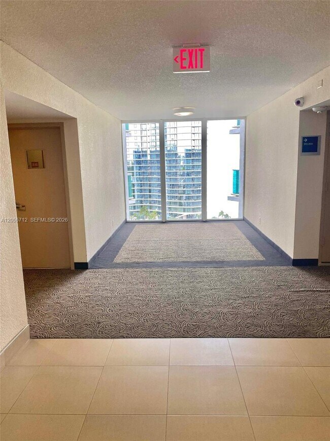 Building Photo - 100 Bayview Dr