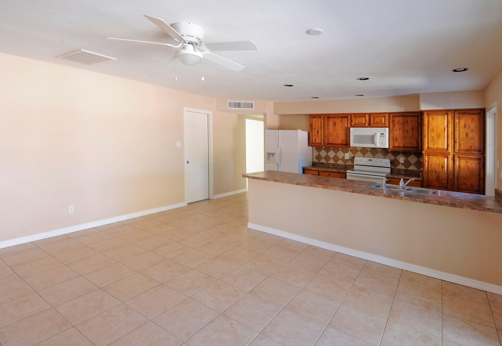 Family Room - 2417 S Newberry Rd