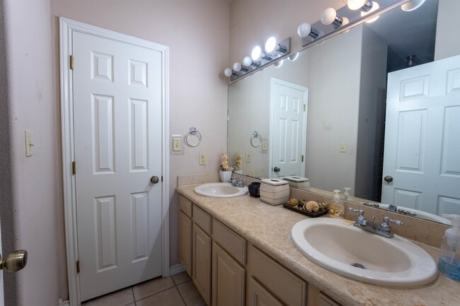 Building Photo - 7521 Country Club Dr