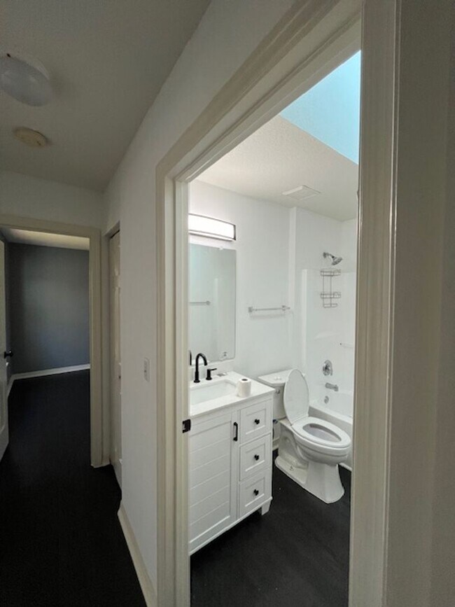 Building Photo - Beautiful and completely Renovated 3/2 fen...