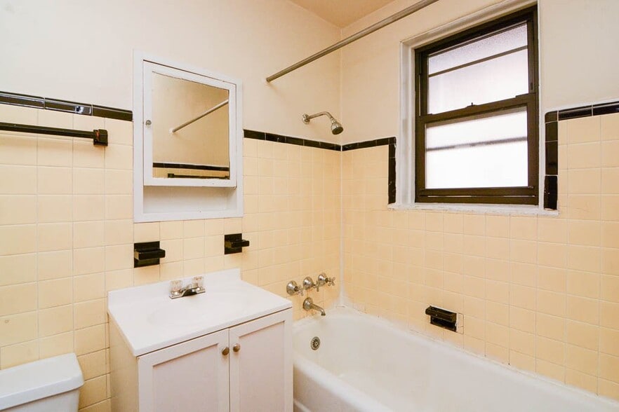 Building Photo - 4422 N Wolcott Ave