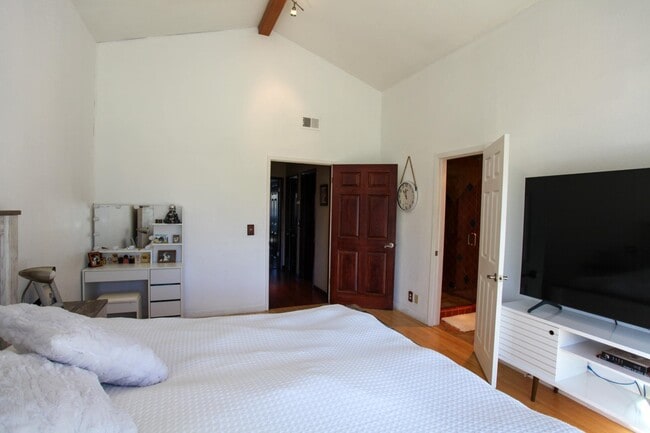 Building Photo - 1632 Siskiyou Dr