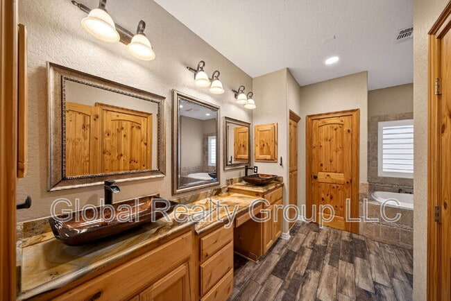 Building Photo - 7033 Robin Hood Way