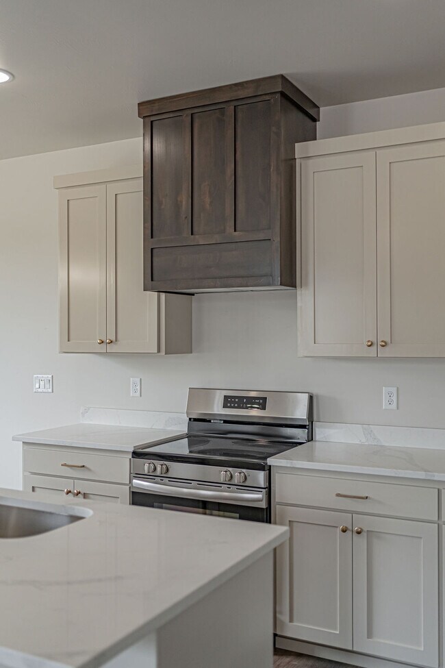 Building Photo - 2988 Huntshire Ave