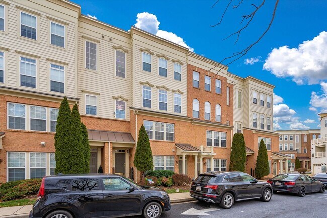 Building Photo - Desirable Two Level Condo For Lease - Not Pet Friendly