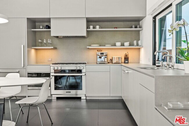 Building Photo - 1527 Cabrillo Ave