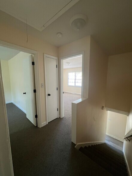 Building Photo - 323 E Blackstock Rd