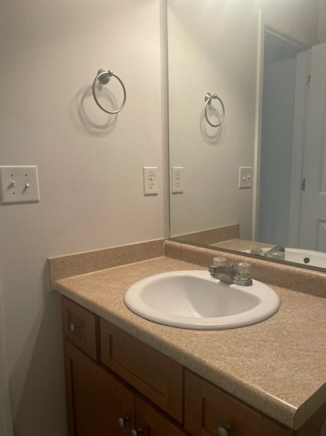 Building Photo - WEST AUGUSTA TOWNHOME CONVENIENT TO MEDICAL AND SCHOOLS