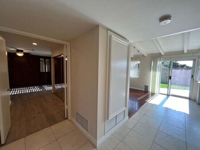 Building Photo - Lovely Home with 3 bedrooms, 2 bath plus o...