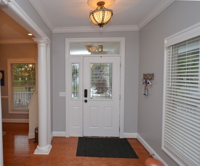 Building Photo - Walk to Naval Hospital! Beautiful Home, Gr...