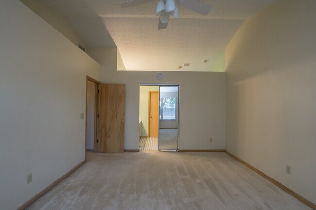 Building Photo - 6657 Delburn Ct